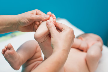 foot massage newborn