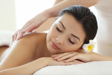 Obraz na płótnie Canvas Masseur doing massage on woman back in the spa salon