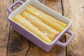Cannelloni baked with ham and cheese