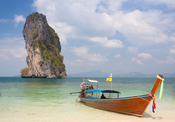 Fototapeta na wymiar Traditional thai longtail boat