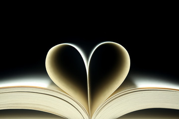 Obrazy na Plexi  Strony książki w kształcie serca