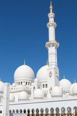 Fototapeta na wymiar The beautiful Grand Mosque in Abu Dhabi in a sunny day at the United Arab Emirates