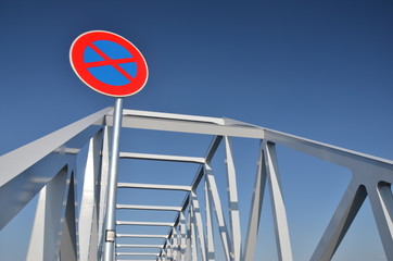 駐停車禁止の標識と橋梁