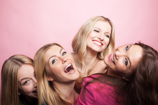 Gruppe junger Frauen macht Partyfoto