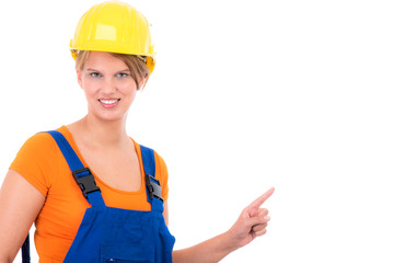 handwerkerin zeigt auf werbetafel