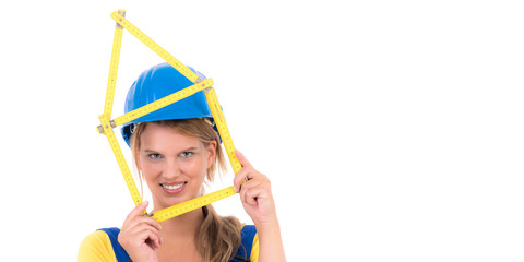 frau macht spaß mit zollstock als haus geformt