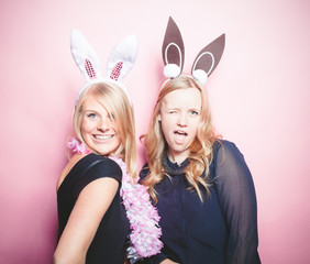 Freundinnen mit Hasenohren