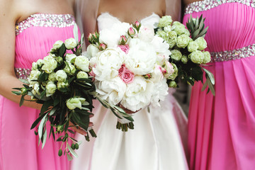 Beautiful brunette bride and gorgeous bridesmaids with bouquets