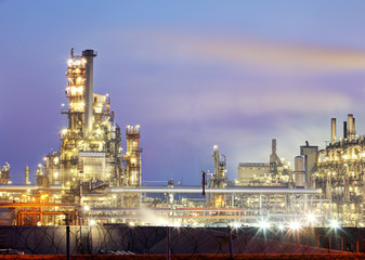 Obraz na płótnie Canvas Petrochemical plant at night, oil and gas industrial