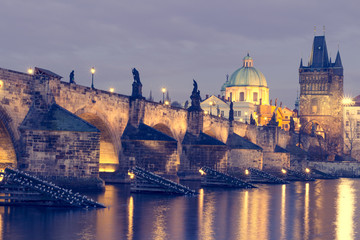 Obraz premium The Charles Bridge (Czech: Karluv Most) is a famous historic bridge that crosses the Vltava river in Prague, Czech Republic. Vintage filter applied.
