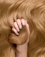 Close up blonde glänzende Haare mit Hand