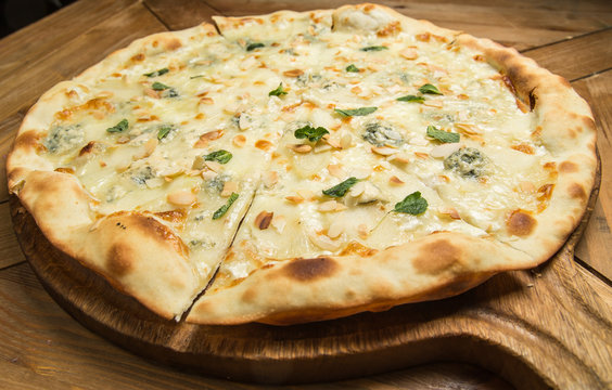 Pizza quattro fromaggi 