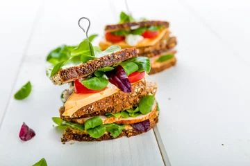Photo sur Plexiglas Snack Sandwich au fromage, tomates et laitue