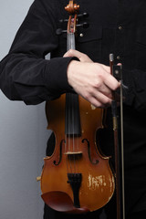 playing the violin close-up