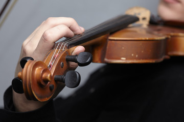 playing the violin close-up