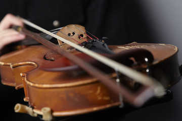 playing the violin close-up