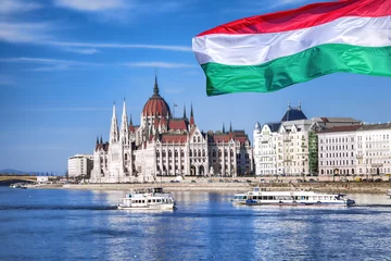 Zelfklevend Fotobehang Budapest with parliament against Danube river in Hungary © Tomas Marek