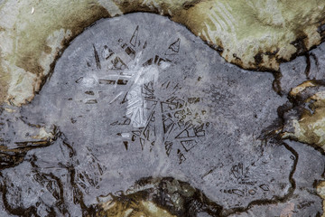 abstrakte Formen in gefrorener Eisfläche
