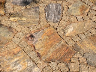 Pflanstersteine ergänzen Muster aus Naturstein braun