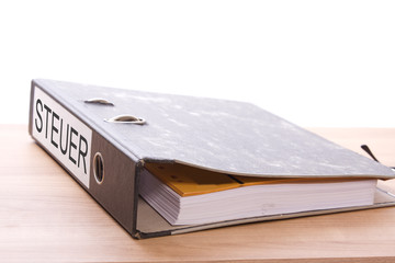 Hefter, Aktenordner, Lesebrille und Füller