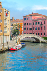 Obraz na płótnie Canvas Lovely bridge on the canal of Venice.