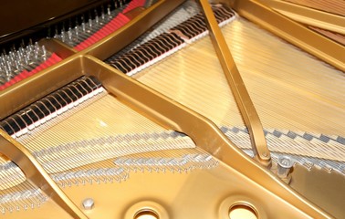 piano with little hammer and strings