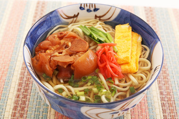 沖縄伝統料理の豚足テビチそば 