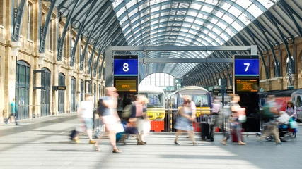 Fotobehang Treinstation Verkeer van mensen in de spits, het treinstation van Londen