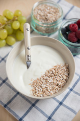 Joghurt mit Müsli und Früchten 