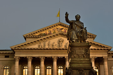 Staatsoper und Max-Joseph-Denkmal in München