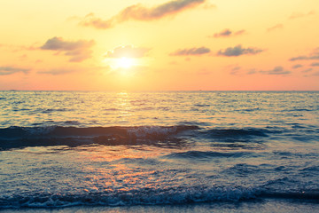 Obraz premium Beautiful sunset at the Sea in the tropics.