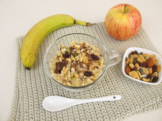 Crumble Mug Cake mit Banane, Apfel, Schokolade und Nüssen