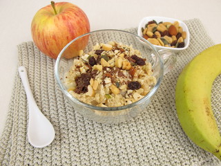 Crumble Mug Cake mit Banane, Apfel, Schokolade und Nüssen