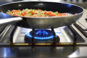 gas cucina a gas fiamma cuocere cucinare verdure