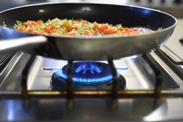 Fotobehang Koken gas cucina a gas fiamma cuocere cucinare verdure