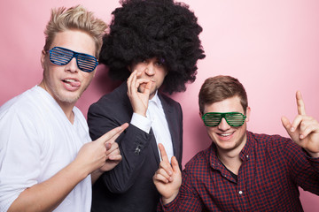Freunde machen Foto vor Fotobox