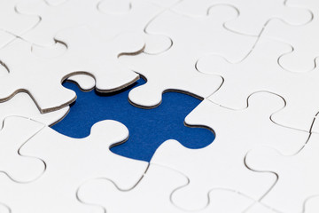Fehlendes Puzzlestück - blauer Untergrund