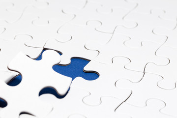 Puzzle Teil auf blauen Untergrund