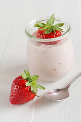 Erdbeerjoghurt mit frischen Erdbeeren