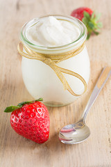 Joghurt mit frischen Erdbeeren in einem Glas