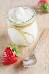 Obraz na płótnie Canvas Joghurt mit frischen Erdbeeren in einem Glas