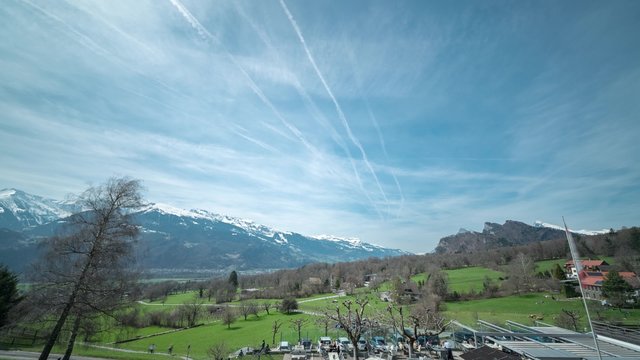 アルプスの少女ハイジの舞台となったスイスのマイエンフェルトの丘と空と飛行機雲のタイムラプス