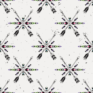 Vector grunge seamless pattern with crossed ethnic arrows and tribal ornament. Boho and hippie style. American indian motifs.