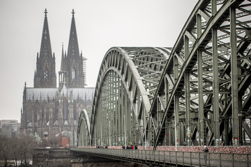 Hohenzollernbrücke, Bahnhof und Dom in Köln an einem tristen Tag