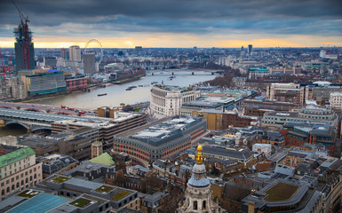 Obraz premium LONDON, UK - JANUARY 27, 2015: London panorama at sunset