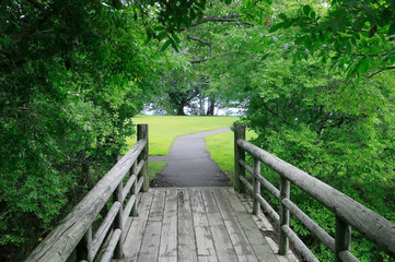 古い橋のある公園