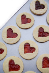 biscotti a forma di cuore con marmellata. San Valentino