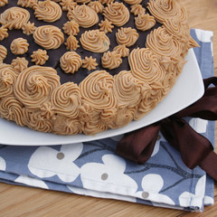 torta al burro di arachidi e cioccolato su piatto su tavolo di legno