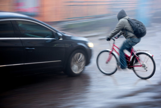 Fototapeta Dangerous city traffic situation with cyclist and car