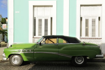 Voiture cabriolet vert à Cuba